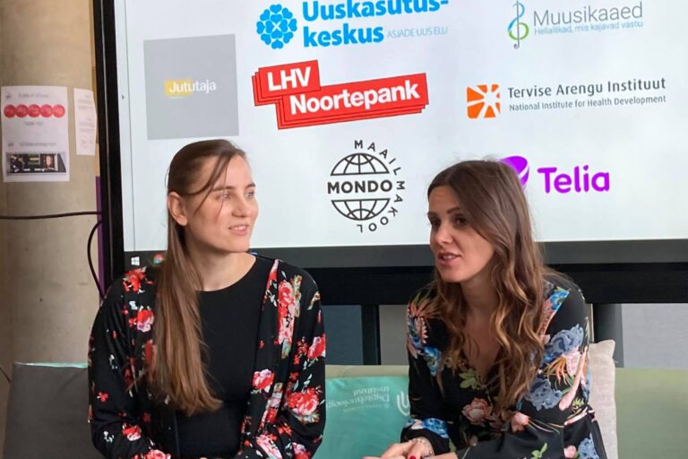 Proovikivi avaüritus 2. oktoobril 5 Maarja ja Liisa-Indra, taustal väljakutsete esitajate logod