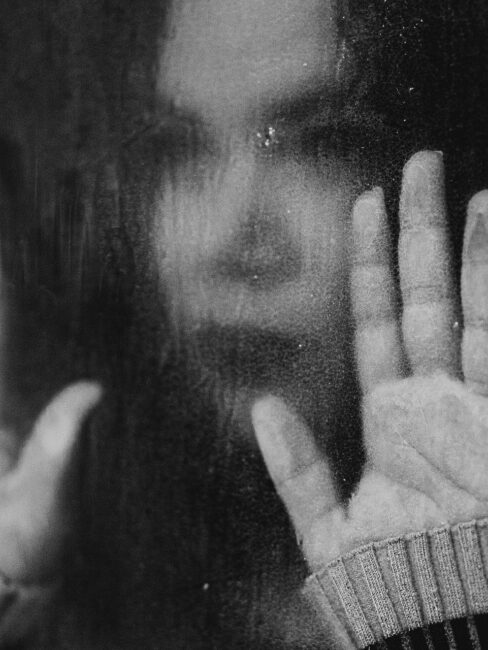 noor naine mõtlik, käed, vaatab kaugusesse, sünge