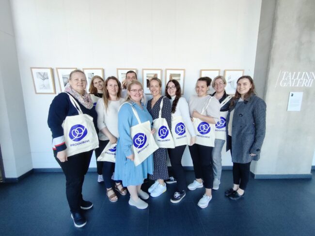 IMG20230607115852 pildil on tudengid, kes seisavad, poseerivad Proovikivi riidest kottidega pärast ELU kursuse lõpuesitlust