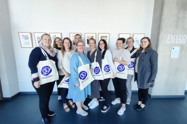 IMG20230607115852 pildil on tudengid, kes seisavad, poseerivad Proovikivi riidest kottidega pärast ELU kursuse lõpuesitlust